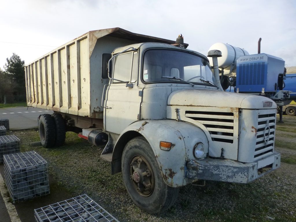Camion porteur BERLIET GLR  Benne céréalière.